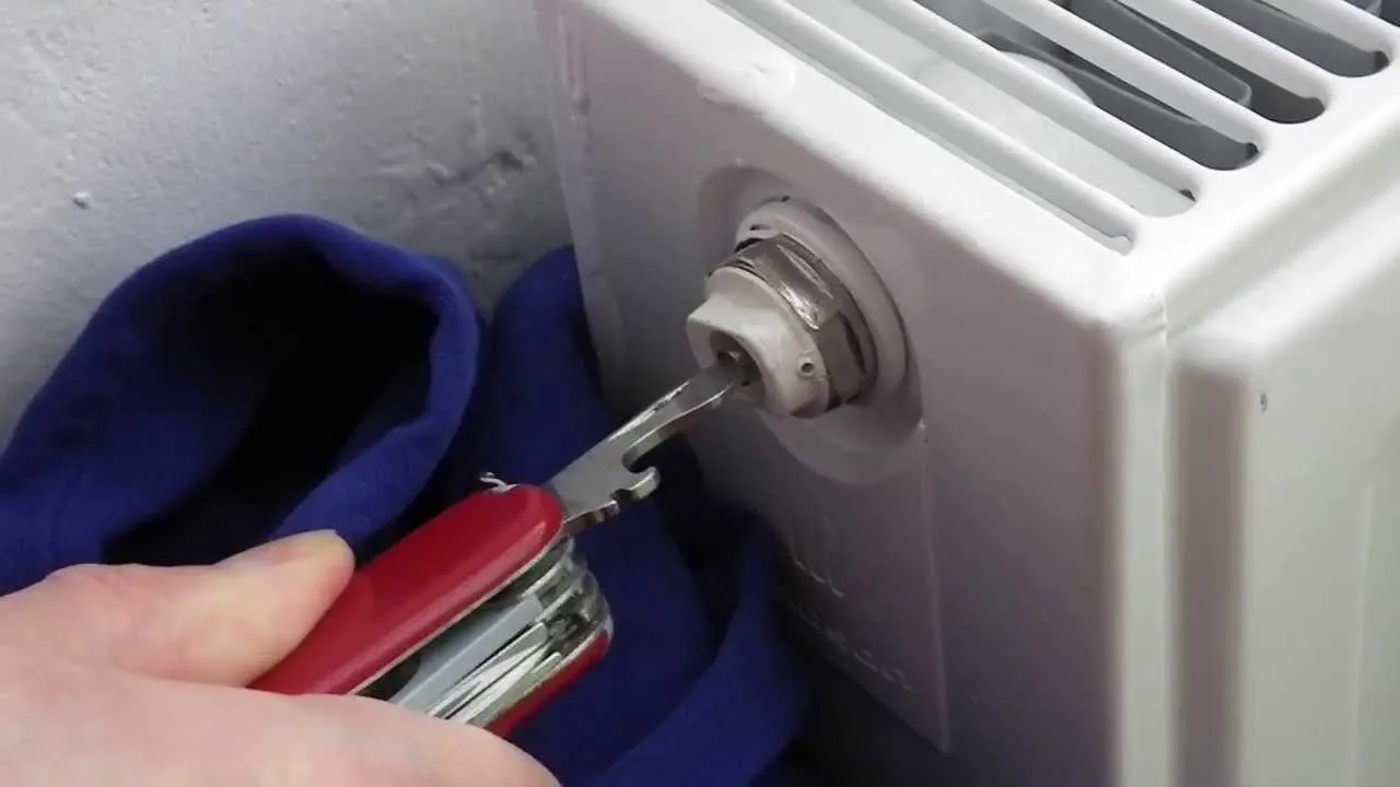 Jak odpowietrzyć grzejniki w bloku na ostatnim piętrze i uniknąć zimna