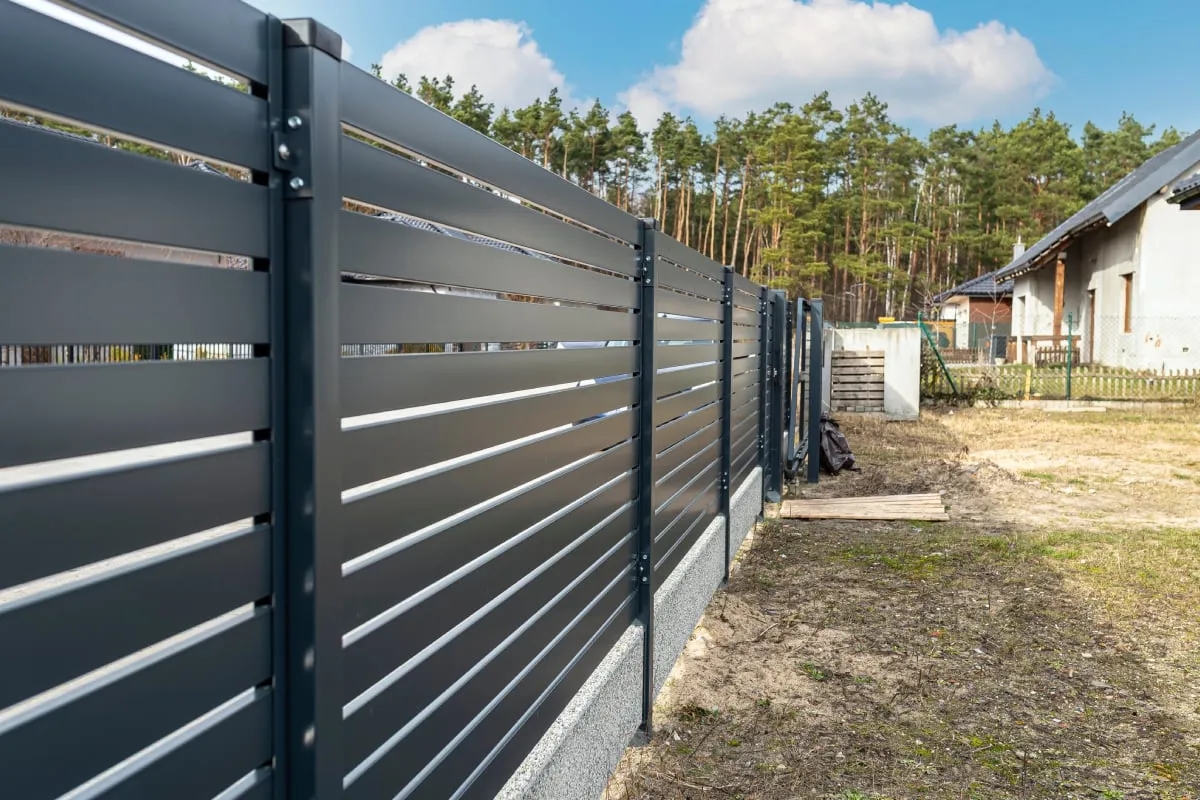 Ile kosztuje ogrodzenie działki? Sprawdź, co wpłynie na cenę
