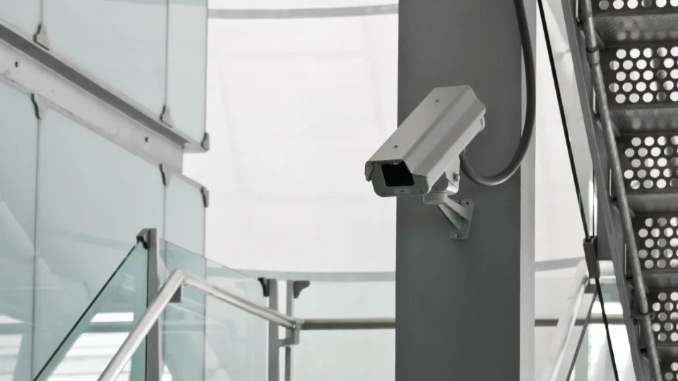 Czy można zamontować kamerę na budynku bez łamania przepisów?