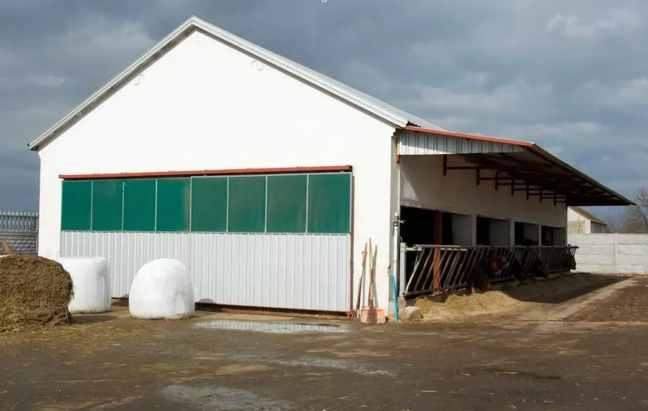 Jaka odległość chlewni od budynku mieszkalnego? Sprawdź przepisy i zasady