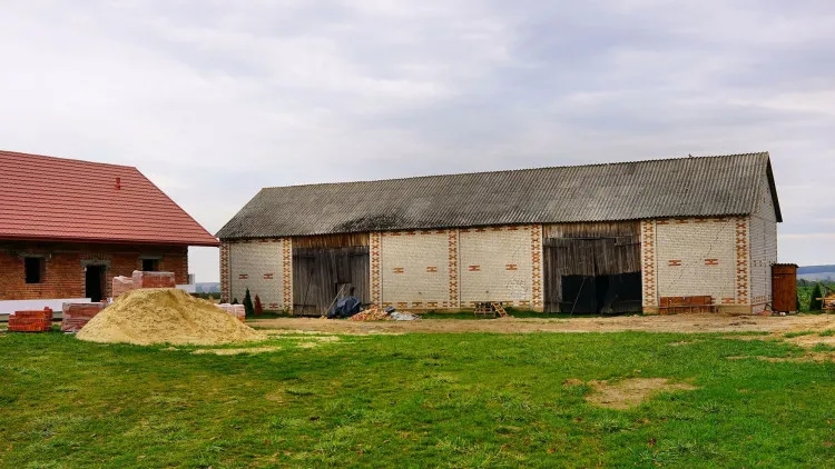 Czy w budynku gospodarczym można prowadzić działalność? Sprawdź przepisy!