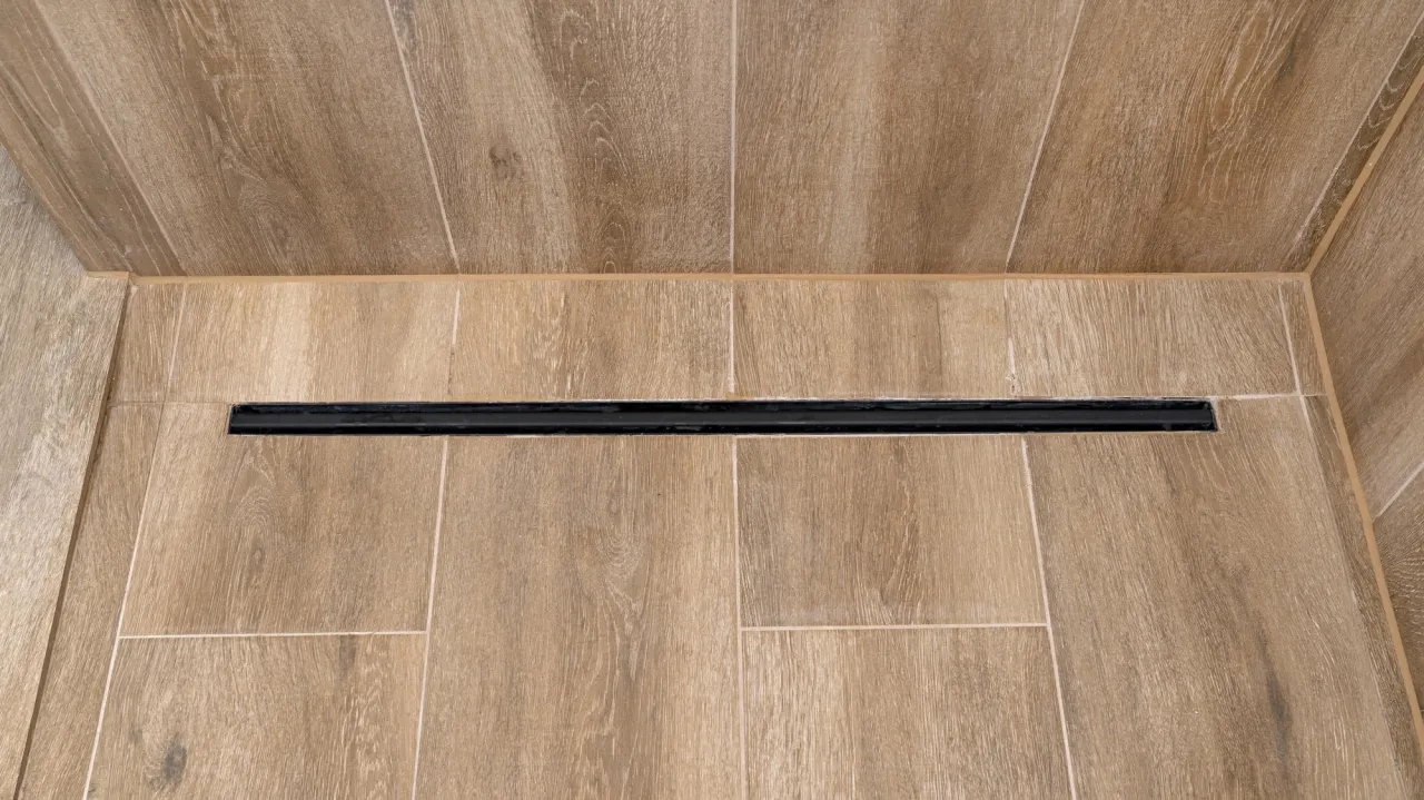 Jak zrobić odpływ liniowy w bloku - uniknij najczęstszych błędów