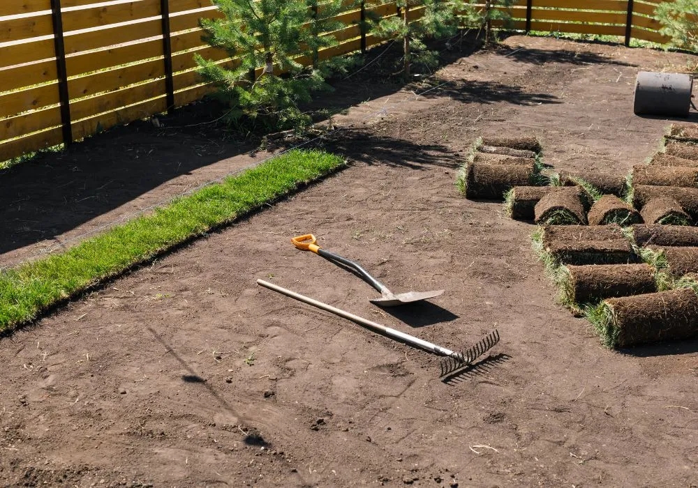 Jak skutecznie wyrównać ziemię na działce bez zbędnych kosztów