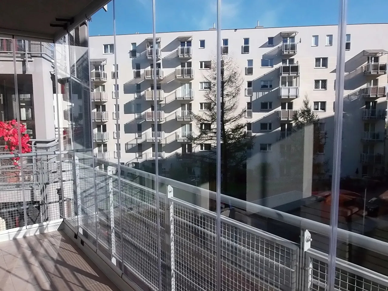 Ile kosztuje zabudowa balkonu w bloku? Przekonaj się, co wpływa na cenę