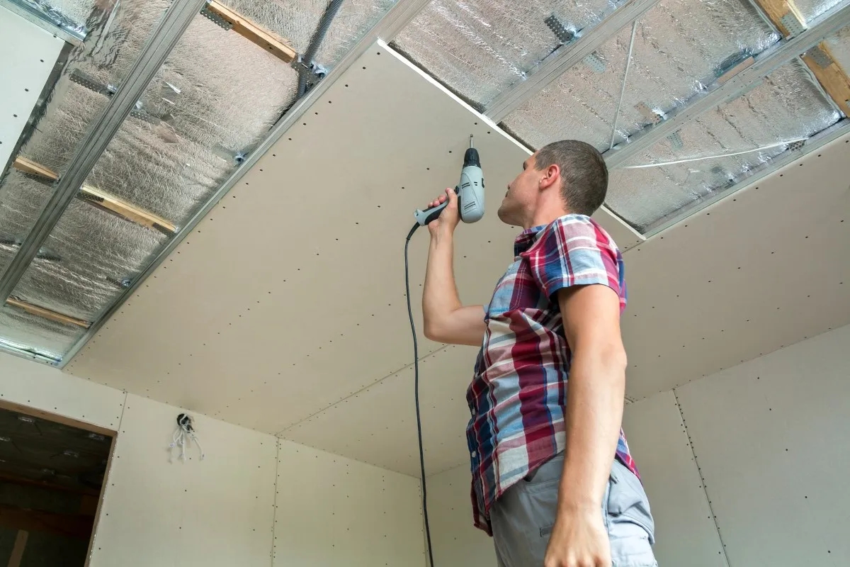 Jak wyciszyć sufit w bloku i skutecznie zredukować hałas