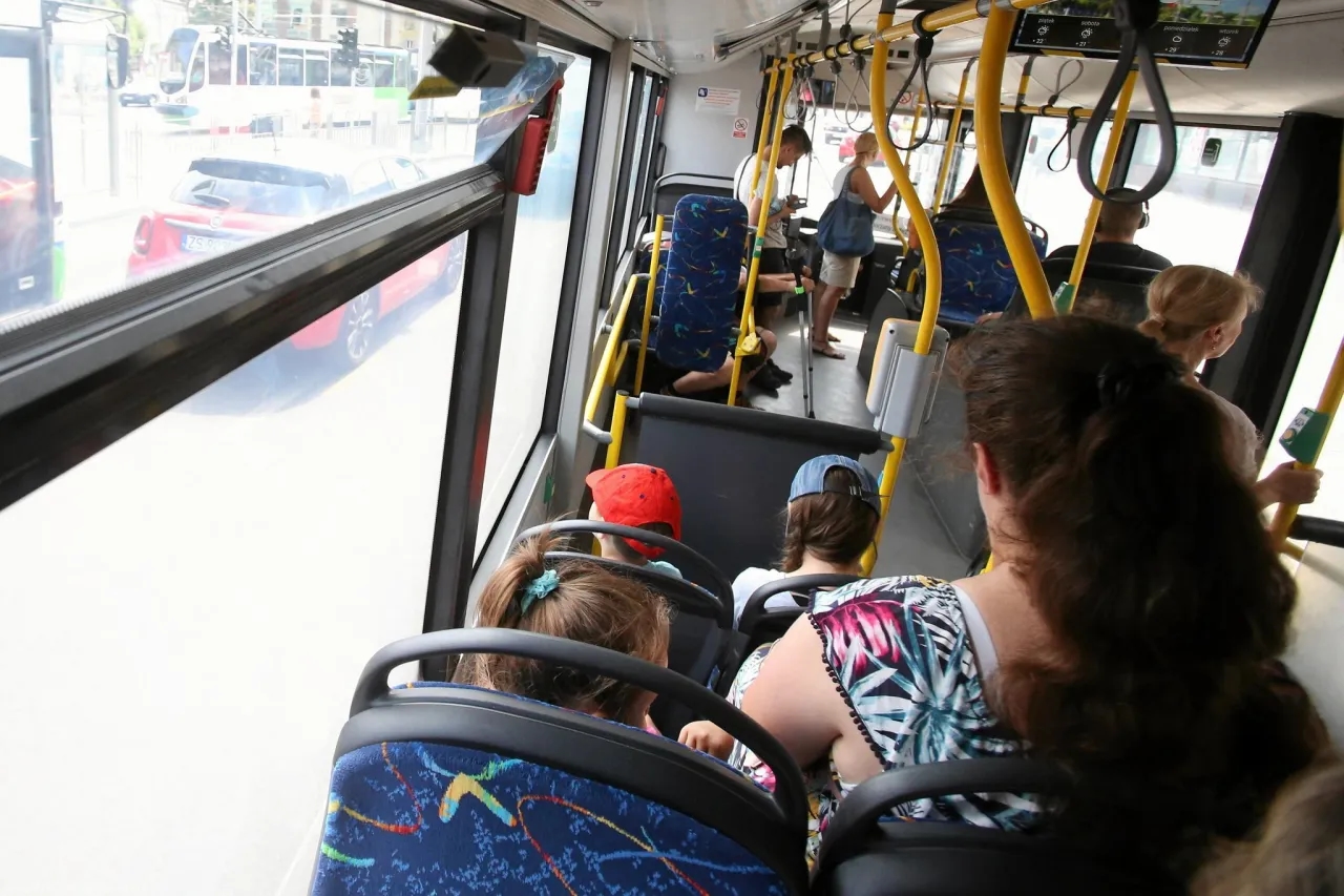 Czy autobus ma pierwszeństwo w terenie zabudowanym? Poznaj zasady ruchu