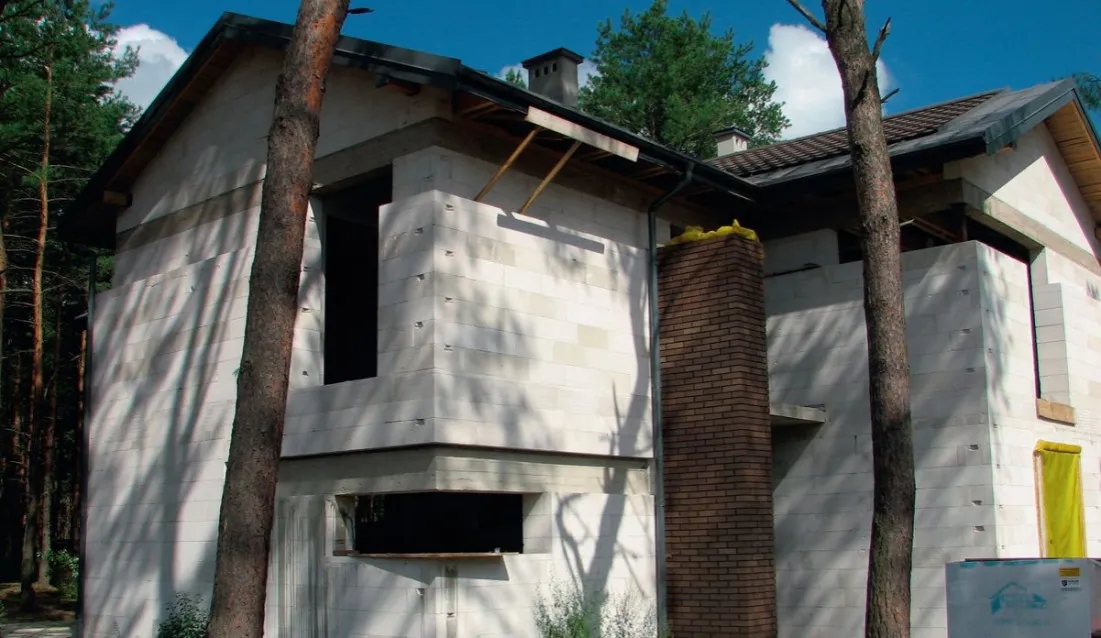 Czy mogę wykorzystać ścianę budynku sąsiada w granicy? Sprawdź zasady