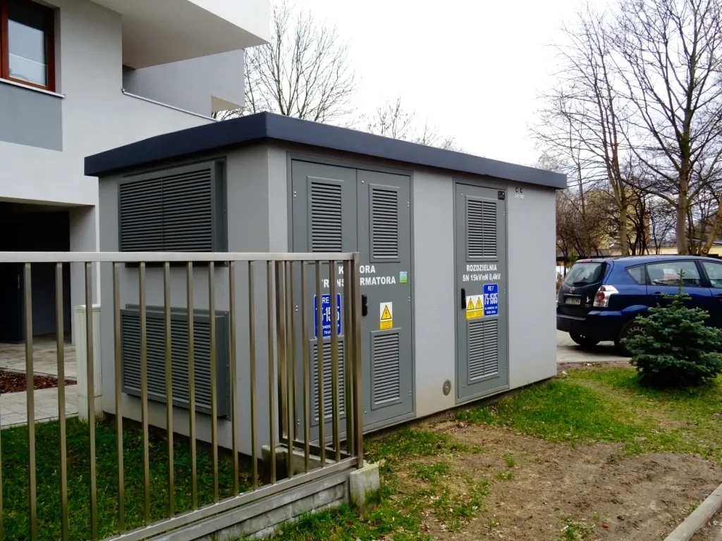 Stacja transformatorowa: budynek czy budowla? Kluczowe różnice i przepisy