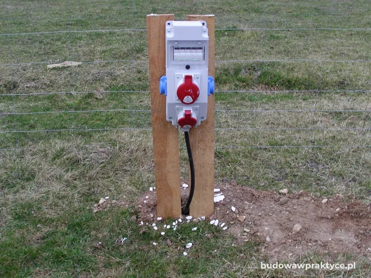 Skrzynka elektryczna na działce i co dalej – uniknij problemów z prądem