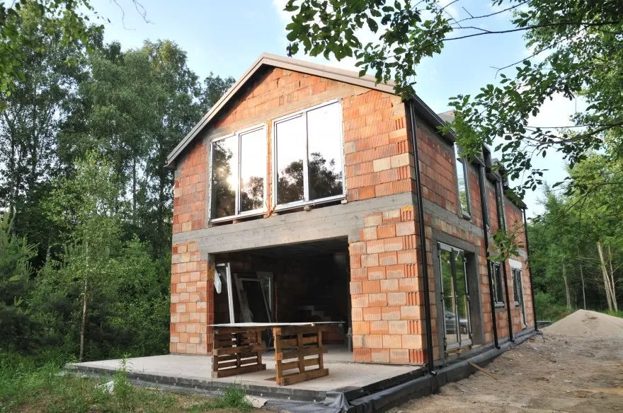 Czy można wybudować dom na działce rolnej? Oto kluczowe informacje