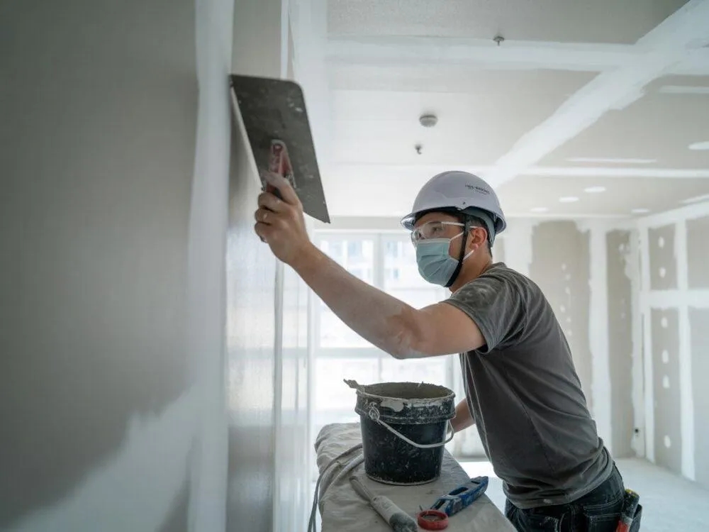 Jak wyrównać sufit w bloku - skuteczne metody i porady na problemy z nierównościami