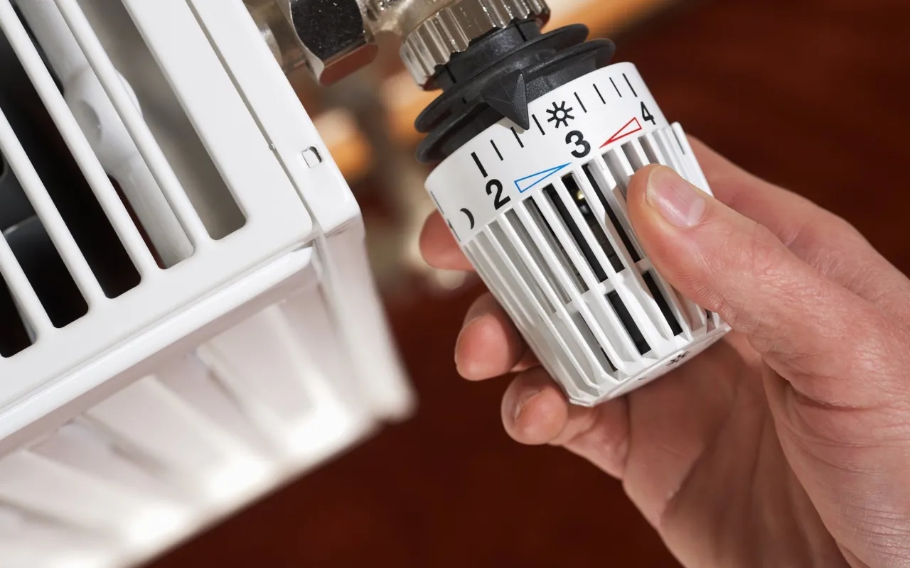 Kiedy ogrzewanie w bloku? Sprawdź, co decyduje o jego włączeniu