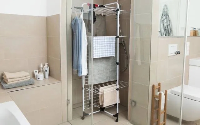 Gdzie suszyć pranie w bloku? Sprawdzone sposoby na szybkie suszenie